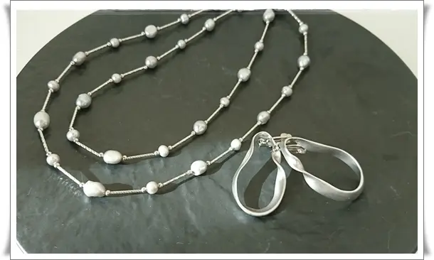 モノトーンコーデ＆シルバーアクセサリーの画像_2