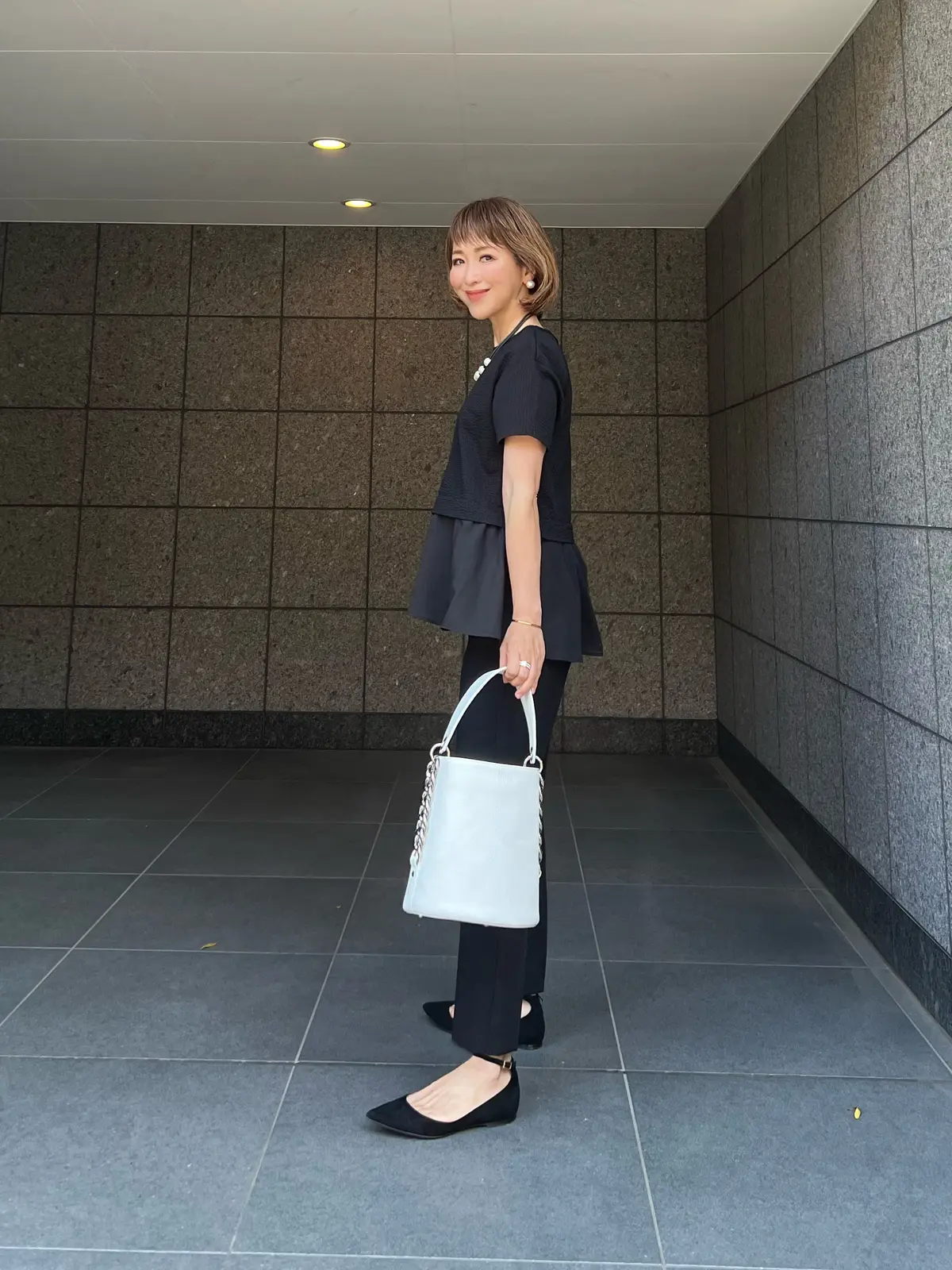 E by eclatの「異素材切替ブラウの画像_7