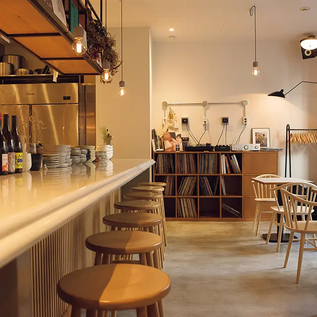 大理石のカウンターは厨房が目の前