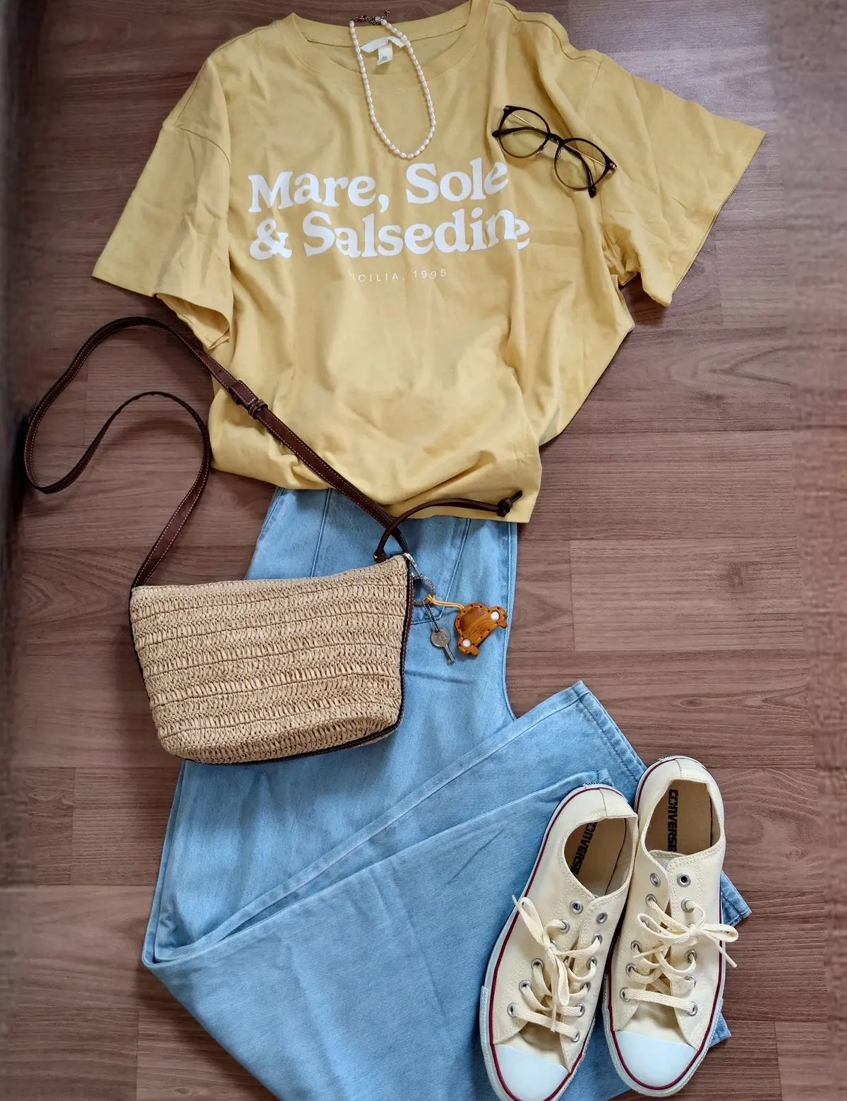 H＆MイエローTシャツ×ライトブルーデニム