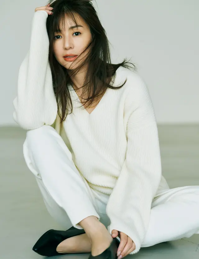 自身がプロデュースするロワンのニット姿の井川遥さん