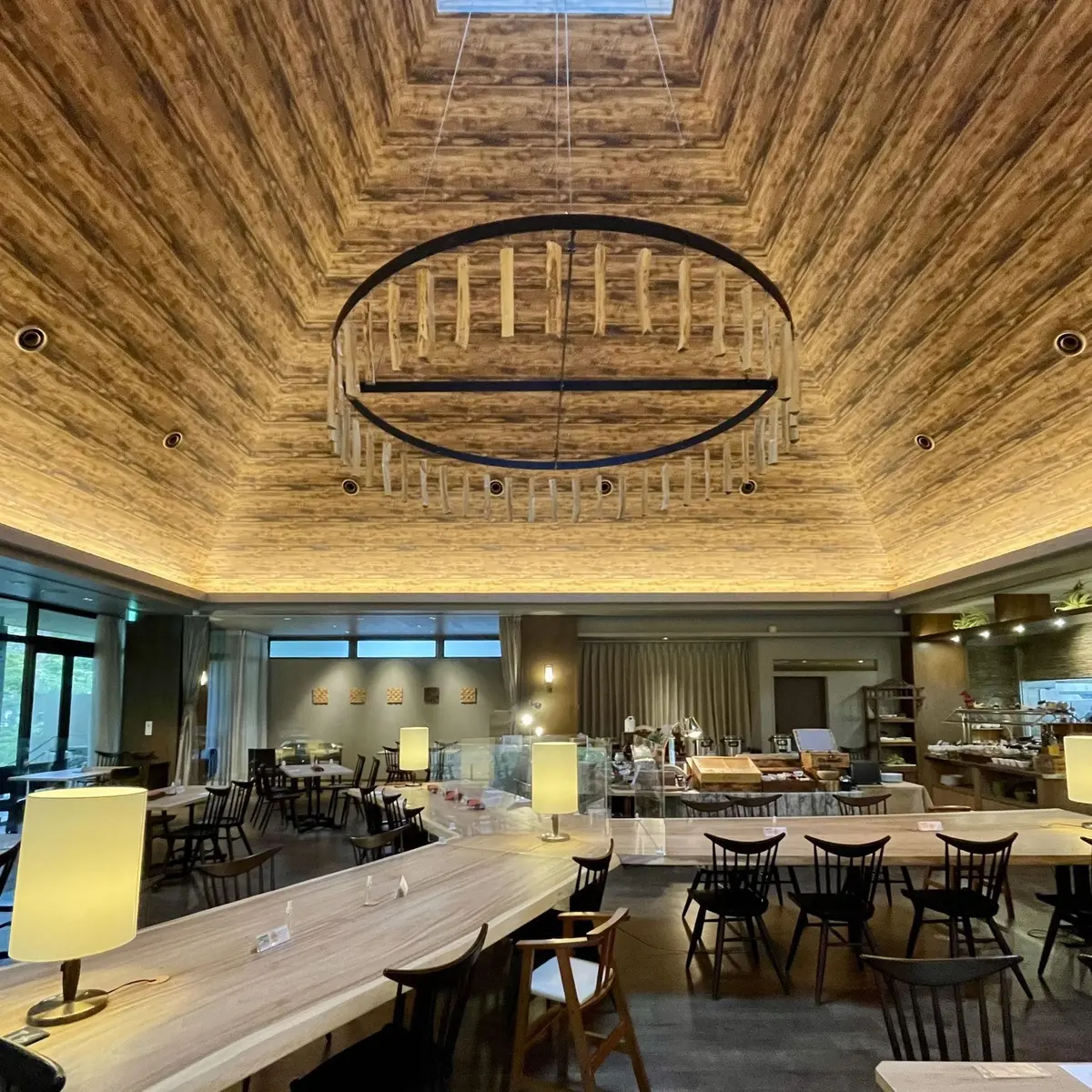 コートヤードバイマリオット白馬のレストラン「DINING ＆ BAR LAVAROCK」の店内写真