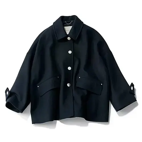 【50代 週末コーデ】モノトーンに華やぎの画像_4