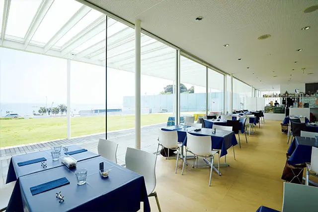 浦賀水道の眺めに合わせたブ ルーのクロスがさわやかな店内