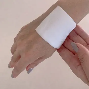 夜、酷使した手指の部分に湿布を貼り、クールダウン。