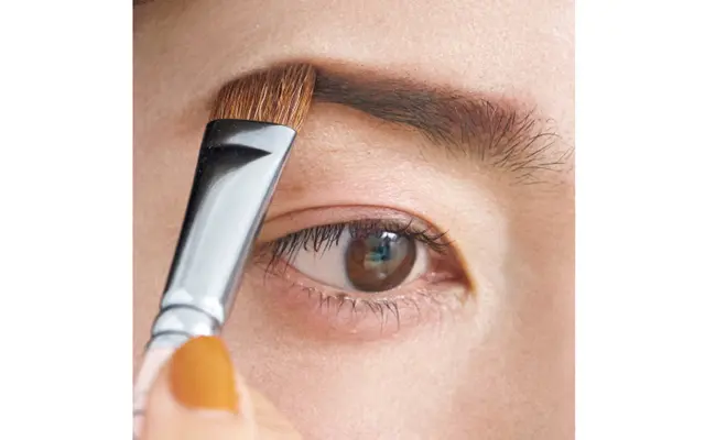 眉は短く描いて、顔幅を狭く見せる