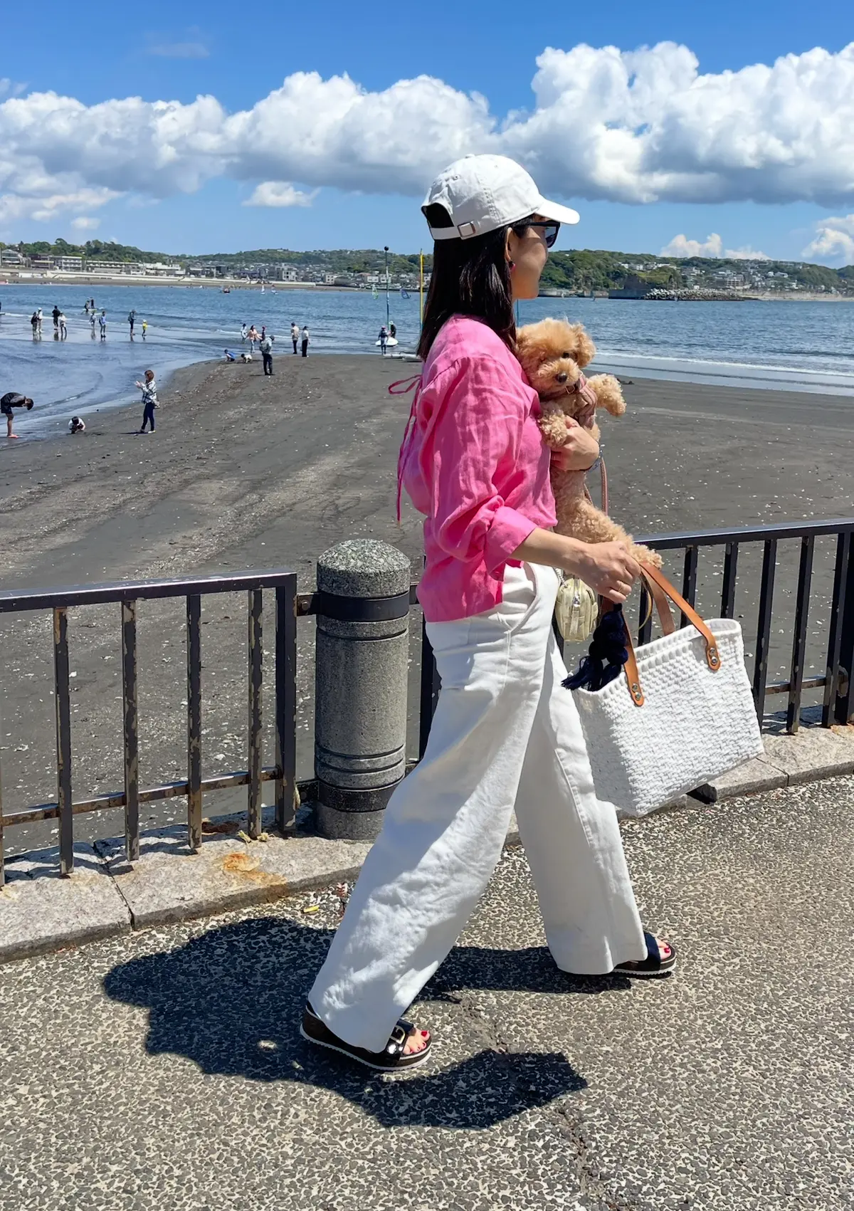 ピンクシャツと白デニムで江ノ島散策の画像_3