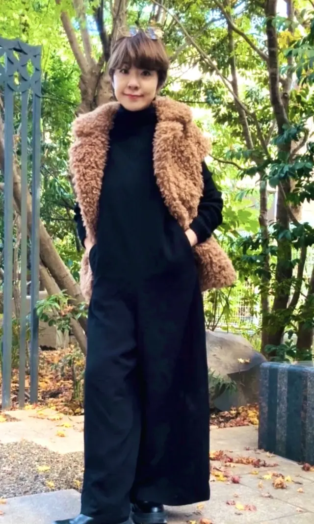 冬のホワイト&ブラックパンツコーデにブラの画像_4