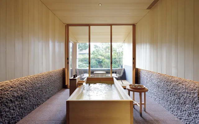 浴室の中央に高野槇の浴槽を配したバスルーム