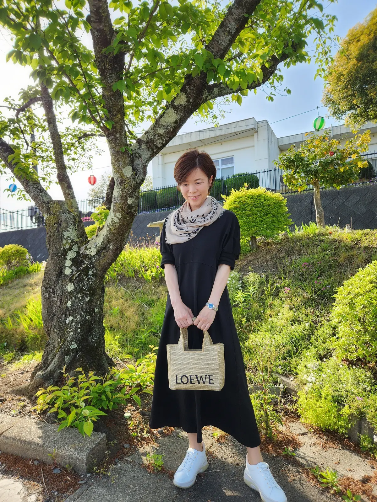 ワンピース:riconoclothe スカーフ:L'Appartement バッグ:LOEWE スニーカー:fitfit