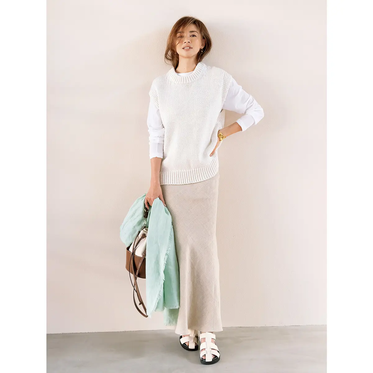 白ベストとベージュスカートのコーデ　モデル・SHIHO