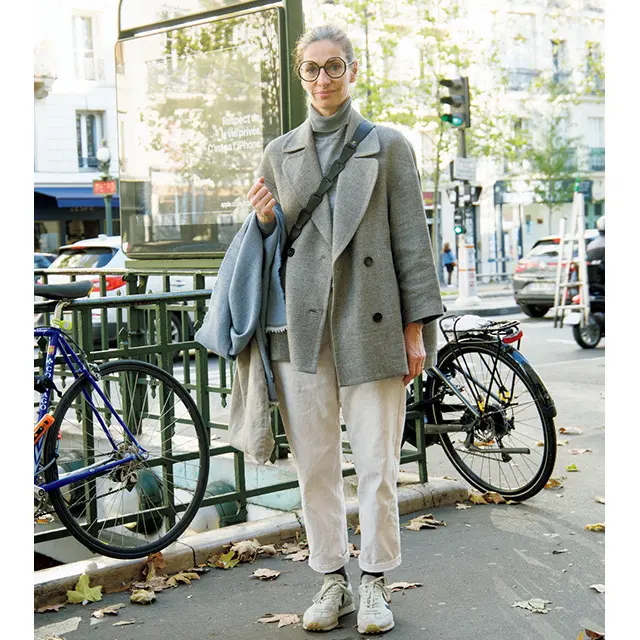 ヨーロッパマダムのトレンド　冬映えする白ボトムコーデ　コスのコットンパンツ