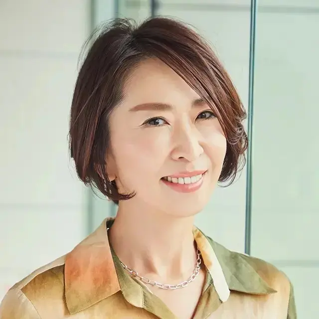 甘さより上品さや大人っぽさを重視したい場合、曖昧なレングスより、すっきりとした潔いフォルムにするのが正解