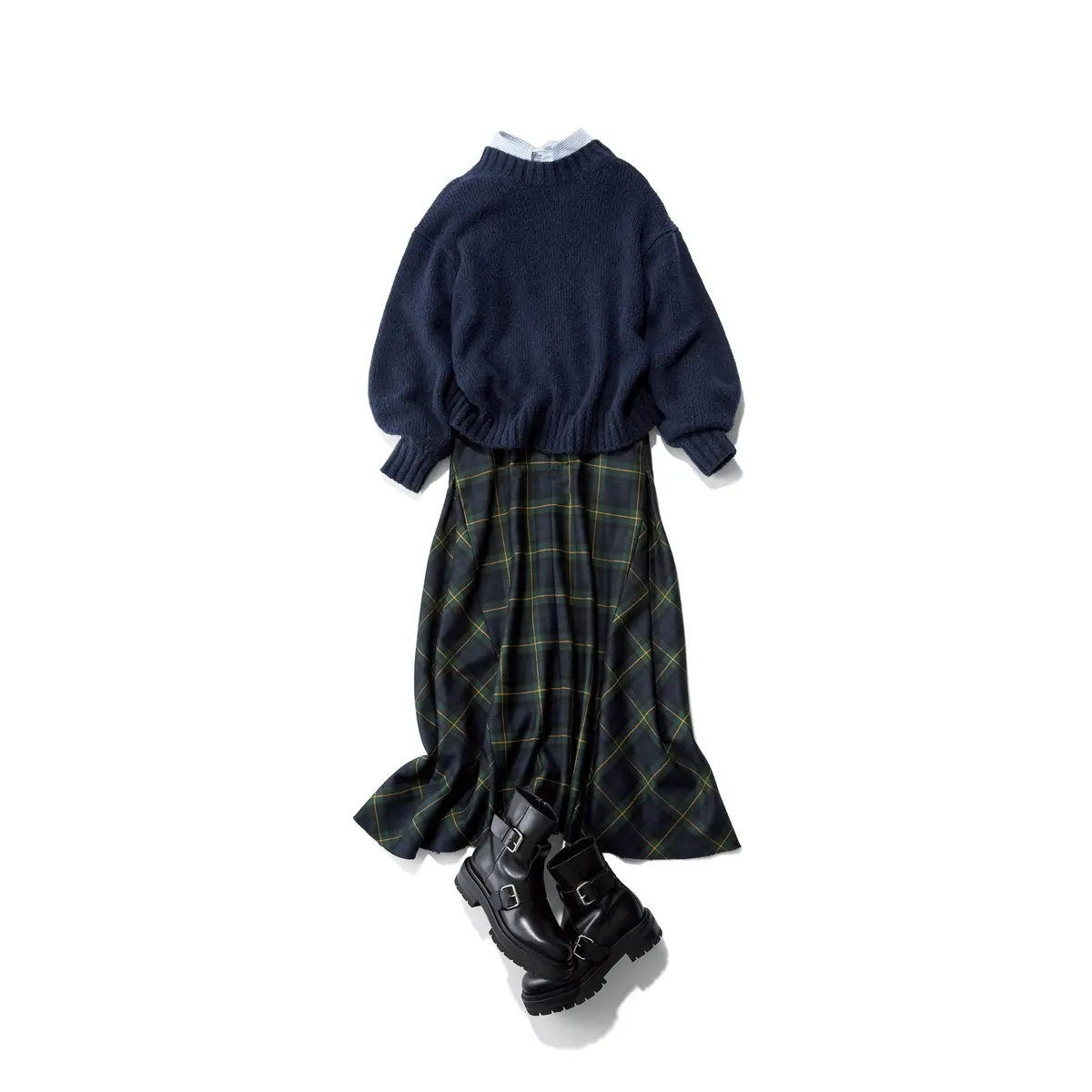 ブルーシャツとネイビーニットの重ね着に、ネイビータータンチェック柄スカートを合わせたコーデ