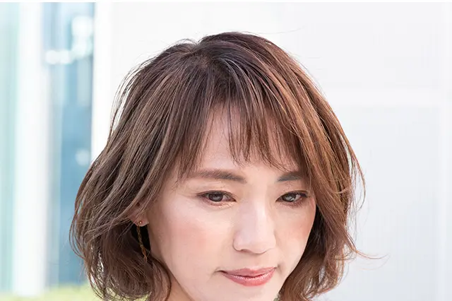 頭頂部の近く、やや深めから幅が狭い短め前髪をつくっている