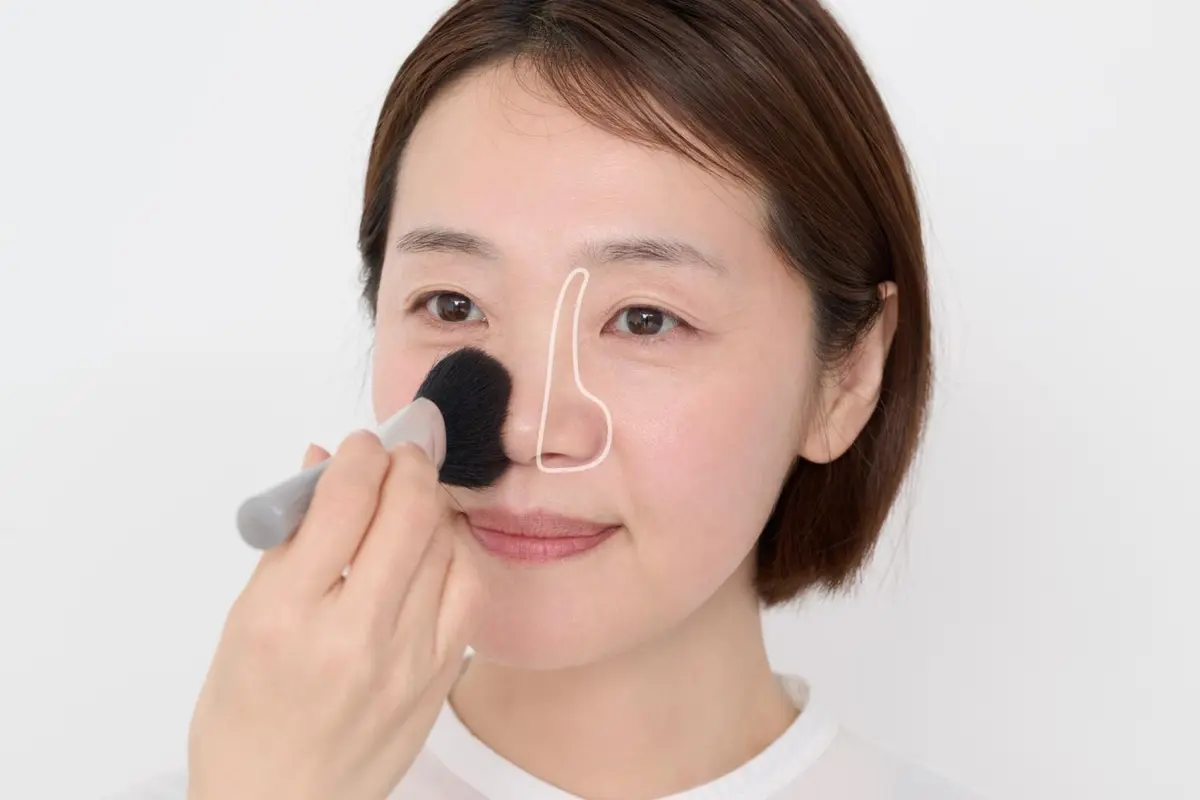 OurAge×Webエクラ 40代50代 若返りメイクテク フェイスパウダー塗り方 小鼻まわりのくすみはフェイスパウダーでカバー