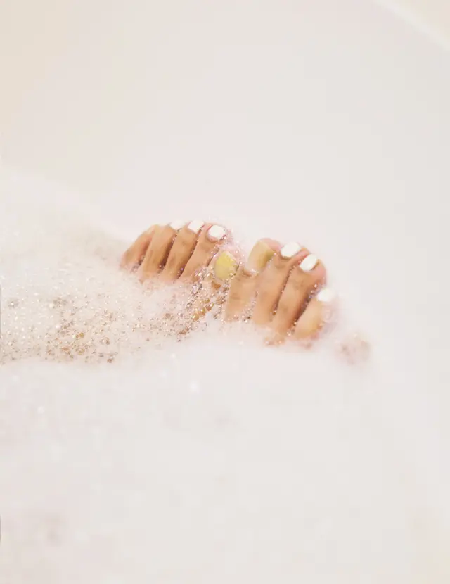 セラピストの韓国屈指の技術を堪能できるトリートメント「オメルトニック、オメルリフティング」はW200,000～（60分）、W400,000～（90分）。その中でも、世界特許のMARPマッサージ×高周波でセルライトやむくみ、リンパの流れなどをケアしてくれるザイオニックボディテラピーは、エクラ世代にぴったりの施術