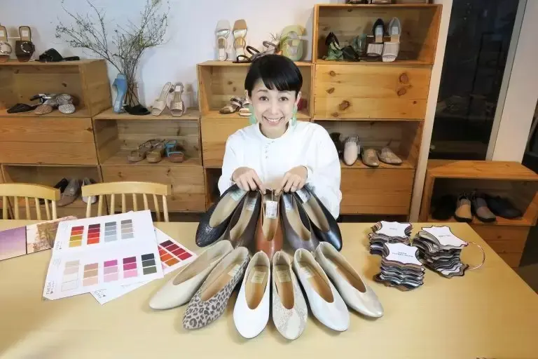 enchanted/本革ソフトレザーVカットバブーシュ/￥12,980（税込）