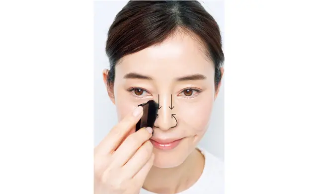 《3》青みパウダーで赤みを補正する