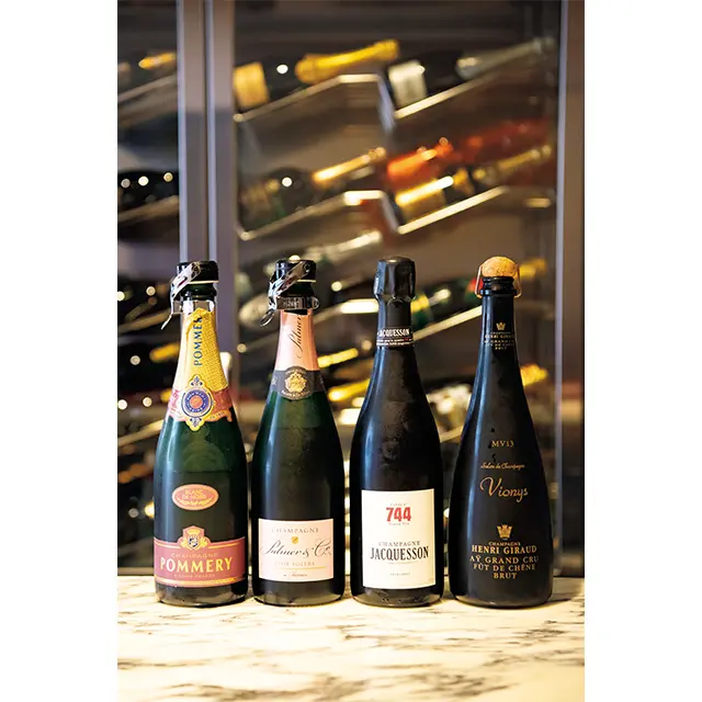 グラスシャンパーニ ュは、有名な「ポメリー」で もブラン・ド・ノワールを用 意するなど、ひと工夫あり