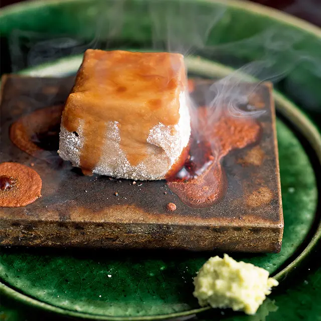煎った白ごまを本蕨粉 と吉野の葛粉とともに練り上げて作る焼き胡麻豆腐