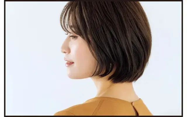 【50代髪型・ヘアスタイル】ボブのような毛先長めの“こなれショート”で華やかに.