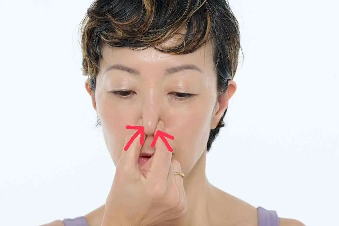 OurAge×Webエクラ 40代50代　鼻　エクササイズ 小鼻の根元を指でつつみ込み、そのまま前に引っ張るようにしながら小鼻全体を鼻の中心部に集めていく