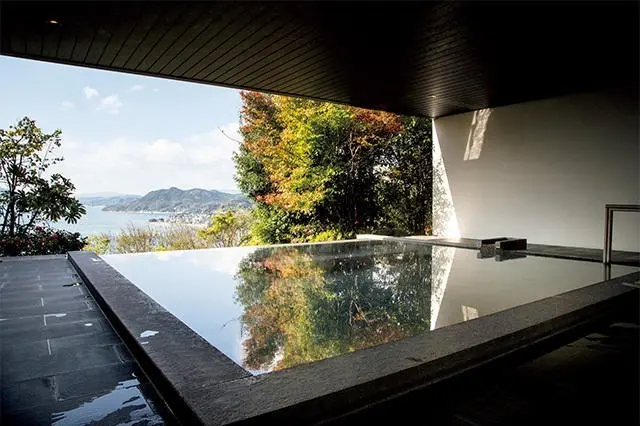 大浴場の展望風呂でも絶景とここでしか味わいえない優雅なバスタイムを堪能。