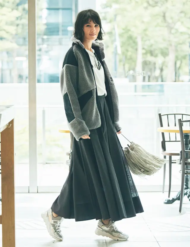 ロングスカート×ボリュームスニーカーで辛口定番スタイルの田沢美亜