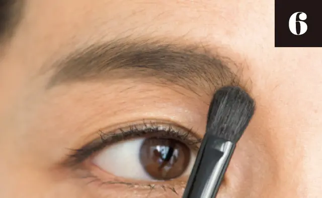 眉中から眉頭方向にすっとぼかす