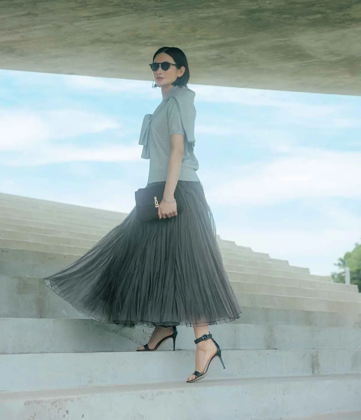 風に揺れるオーガンジーのスカート。 甘いシルエットを引き締める ドライなブラウンの存在感