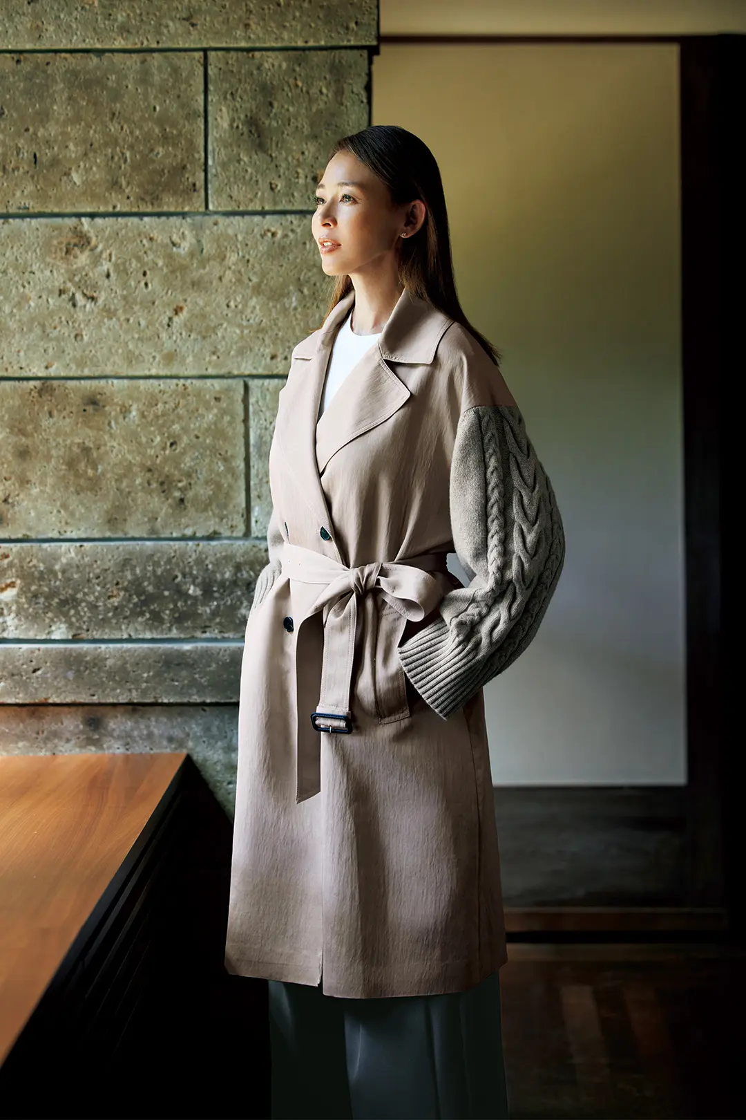 意外性のあるコンビネーションでトレンチコートを印象づける