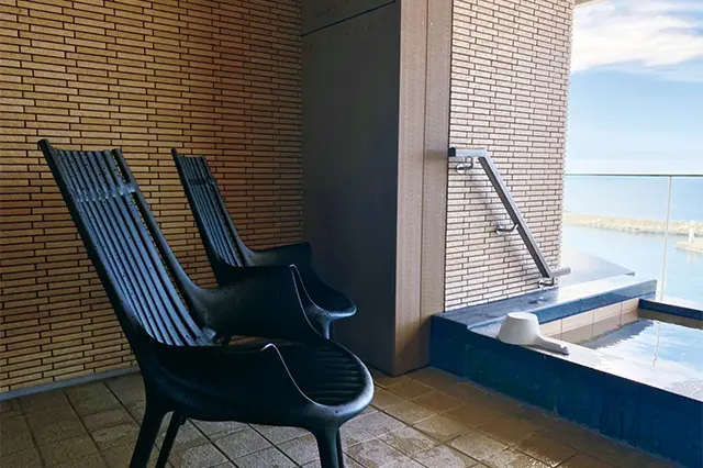 サウナに欠かせない外気浴スペースは、露天風呂のかたわらに。