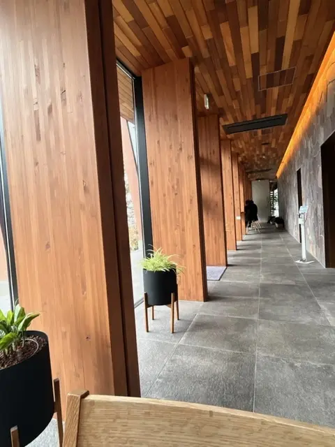 こちらはカウンター席が奥に続きます