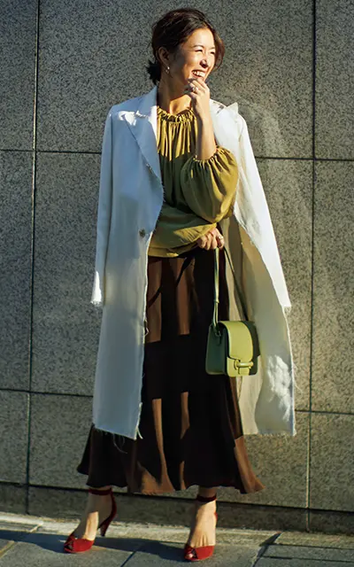 全身をナチュラルな色でコーデした大草直子さん