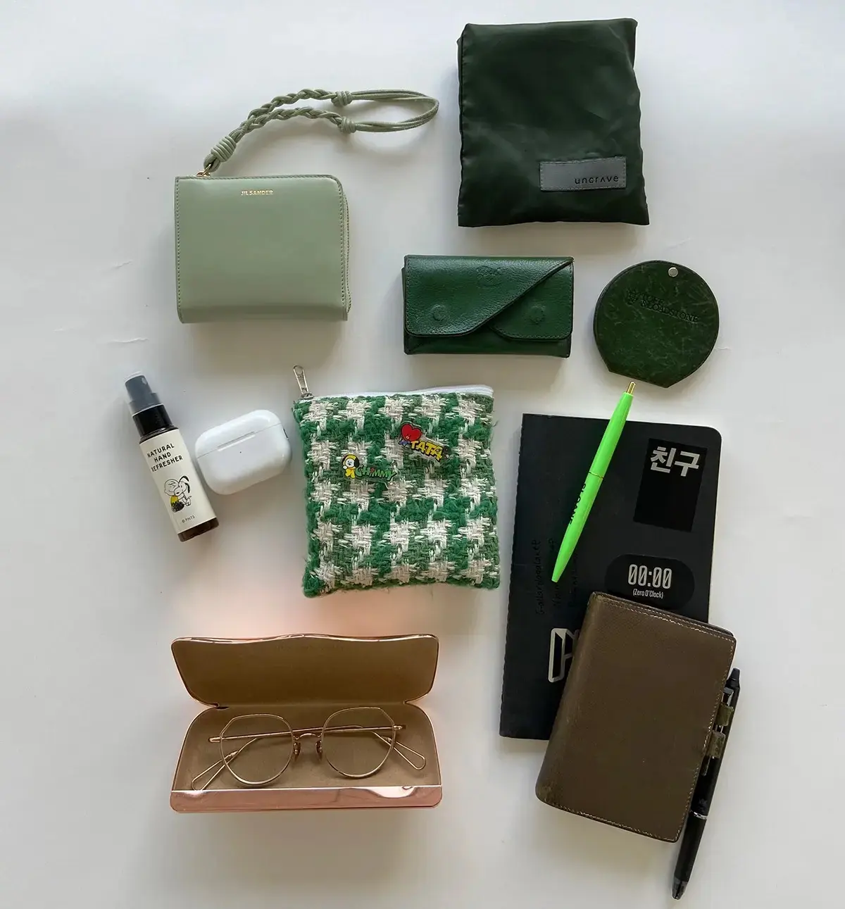 グリーンのアイテムがいっぱいのSHのバッグ