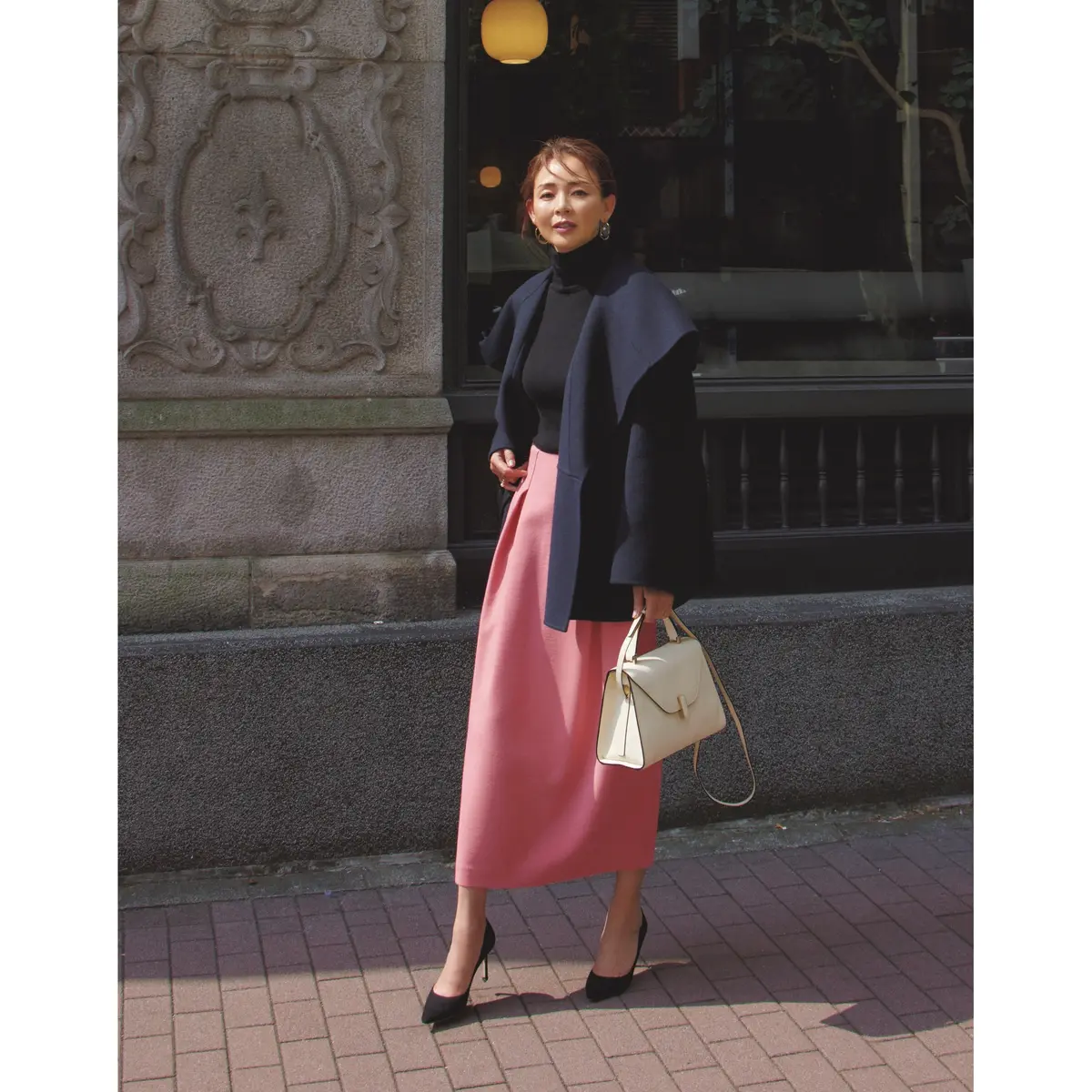 ネイビーショート丈コートとピンクタイトスカートのコーデ　モデル・SHIHO