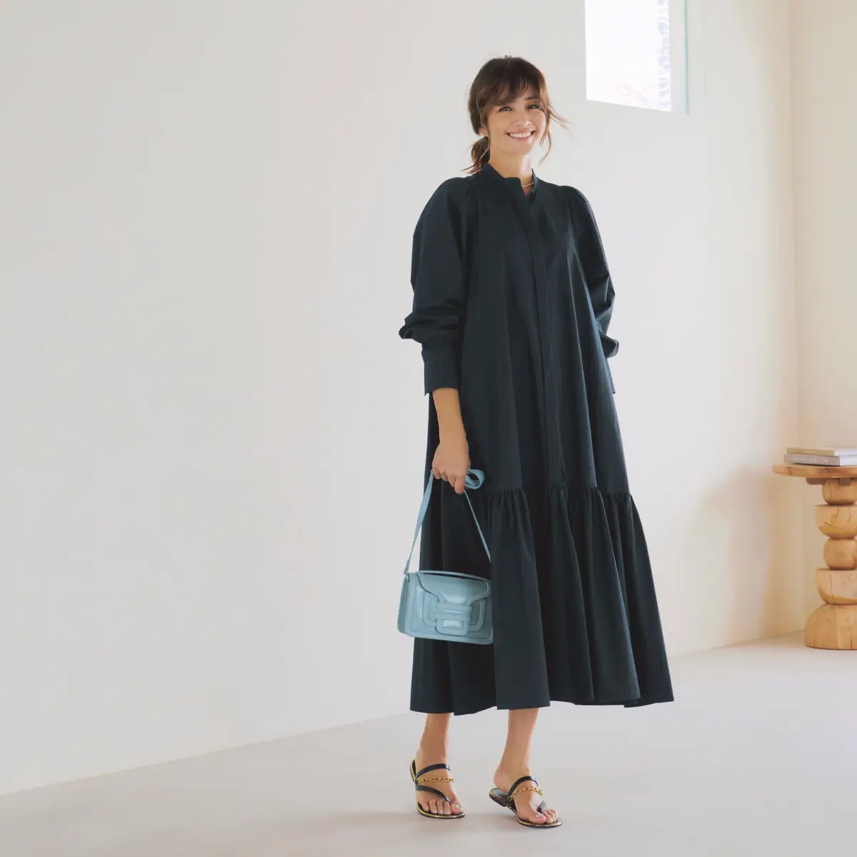 黒バンドカラーシャツワンピースにライトブルーバッグを合わせたコーデ　モデル・RINA