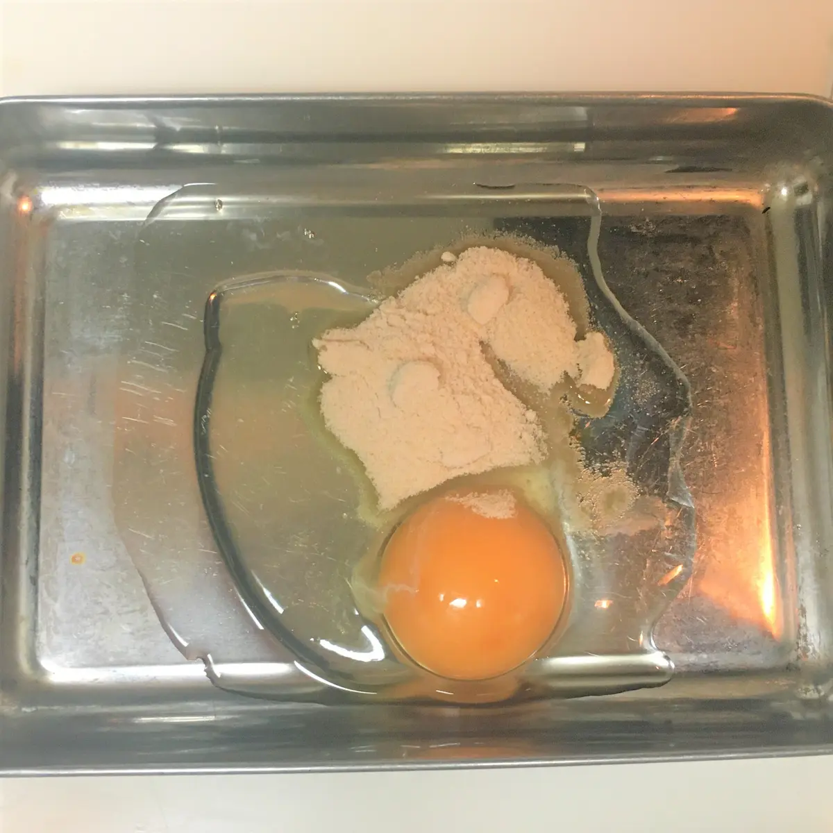 バットに卵とお砂糖
