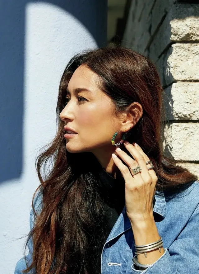 ターコイズブルーのリネンドレスのブレンダ