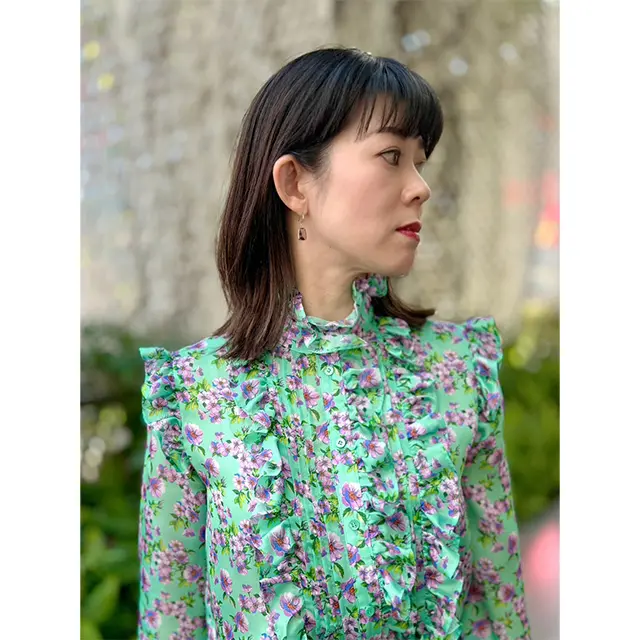 色合いもディテールも優美なセットアップで、 コートの中に春気分を呼び入れて