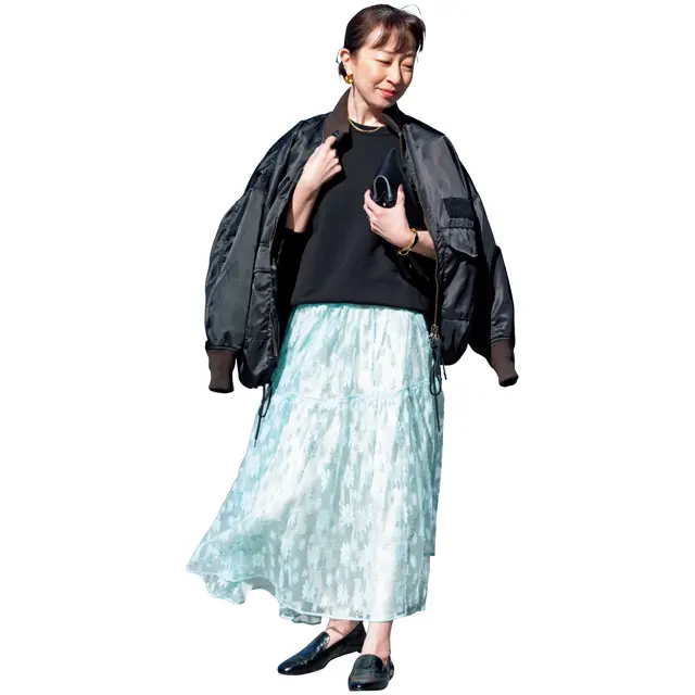 フェミニンなレースにはシックなメンズ靴を