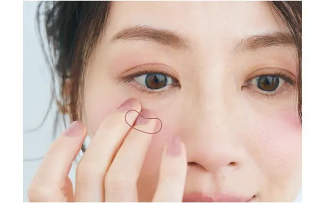 2.ツヤチークは黒目の下へピンポイントに