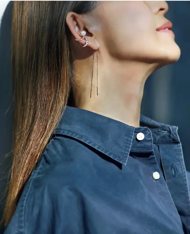 横顔をモダンに魅せる立体的な耳もとのレイヤード