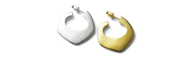 （左）￥28,600（片耳）／イレーヴ　・（右）￥30,800（片耳）