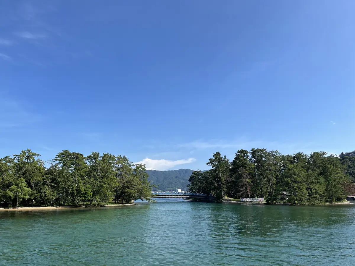 陸地と陸地に橋がかかっています