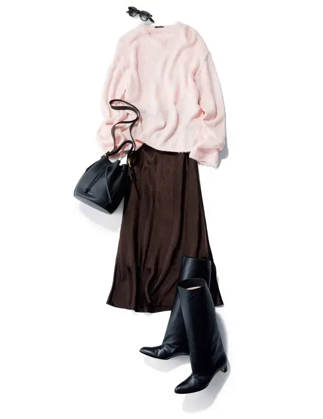 大人のかわいげを象徴するピンク。意外性のある色合わせで新鮮に