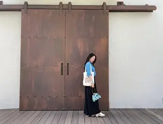 シャツとブレスレットとバックをブルーコーデ！