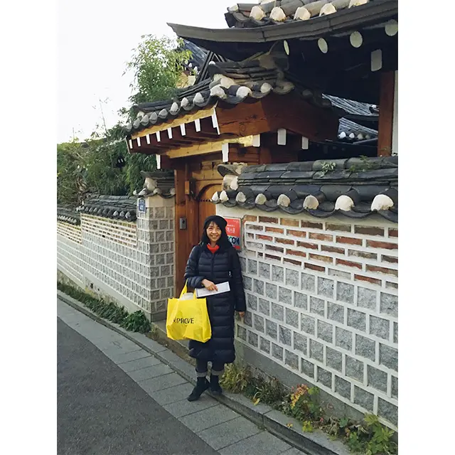 イ・ミンホ、ソン・イ ェジン主演の『個人の 趣向』のヒロインの住 まいとなった韓屋前にて。