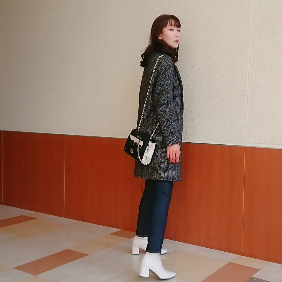ヘリンボーン柄コート  デニム  白いブーツ  チェーンバッグ